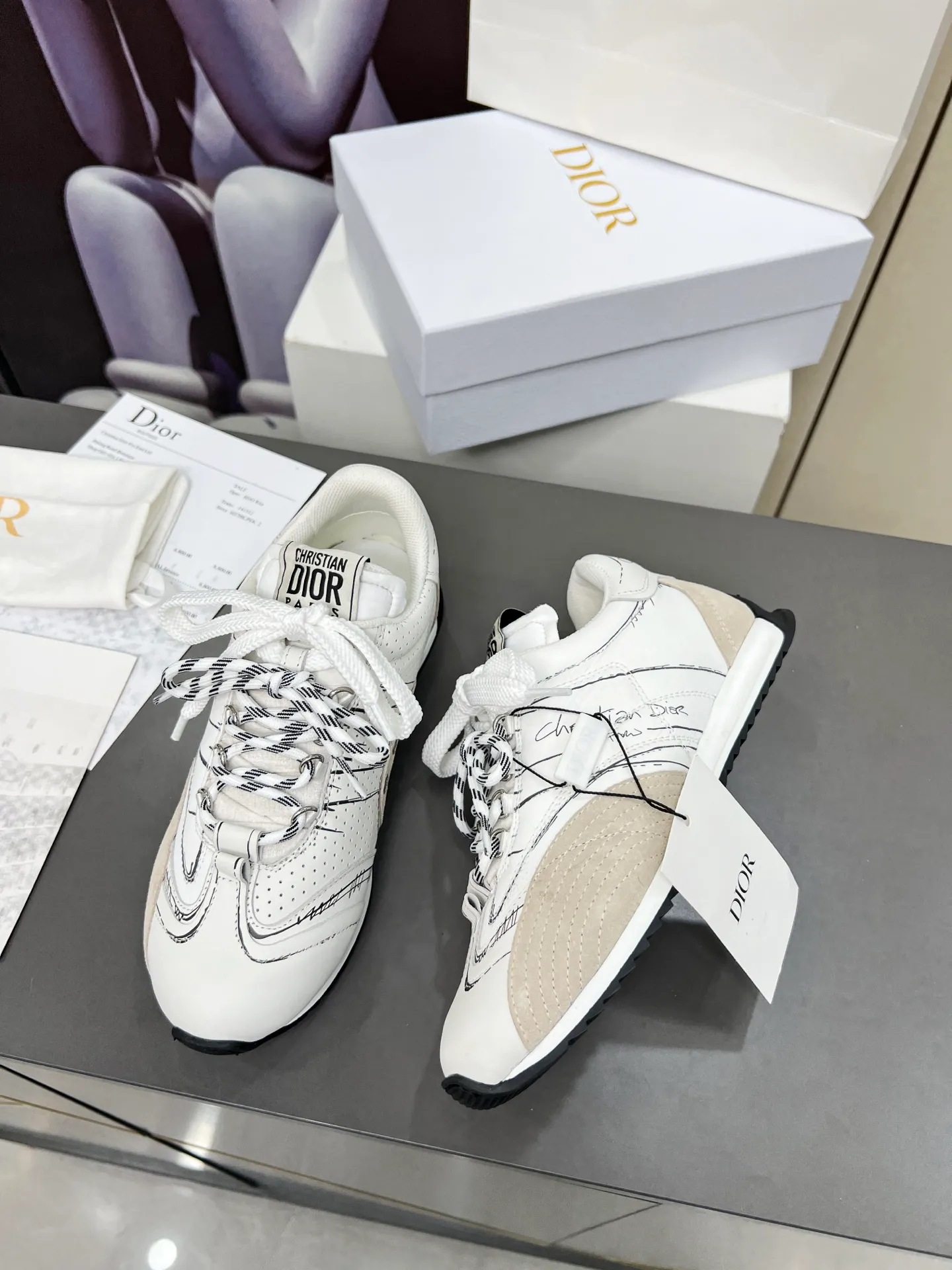 White men's shoes💰540 This D-Sketch sneaker is a new product of the 2025 spring and summer ready-to-wear series❤️‍🔥❤️‍🔥❤️‍🔥❤️‍🔥, highlighting the classic retro aesthetics. Crafted from gold-toned crinkled sheepskin and gold-toned laminated calfskin 🌹🌹🌹, it features beige suede calfskin panels and double laces. The side is decorated with a handwritten Christian Dior Men's Shoes 💰aris logo🎆🎆🎆, while the heel and tongue are embellished with Christian Dior Men's Shoes 💰aris logo panels and plaques. Paired with two-color thin rubber soles, they look more refined. Size: 35~41 (men’s model is currently available). Color: black, white, gold, silver.